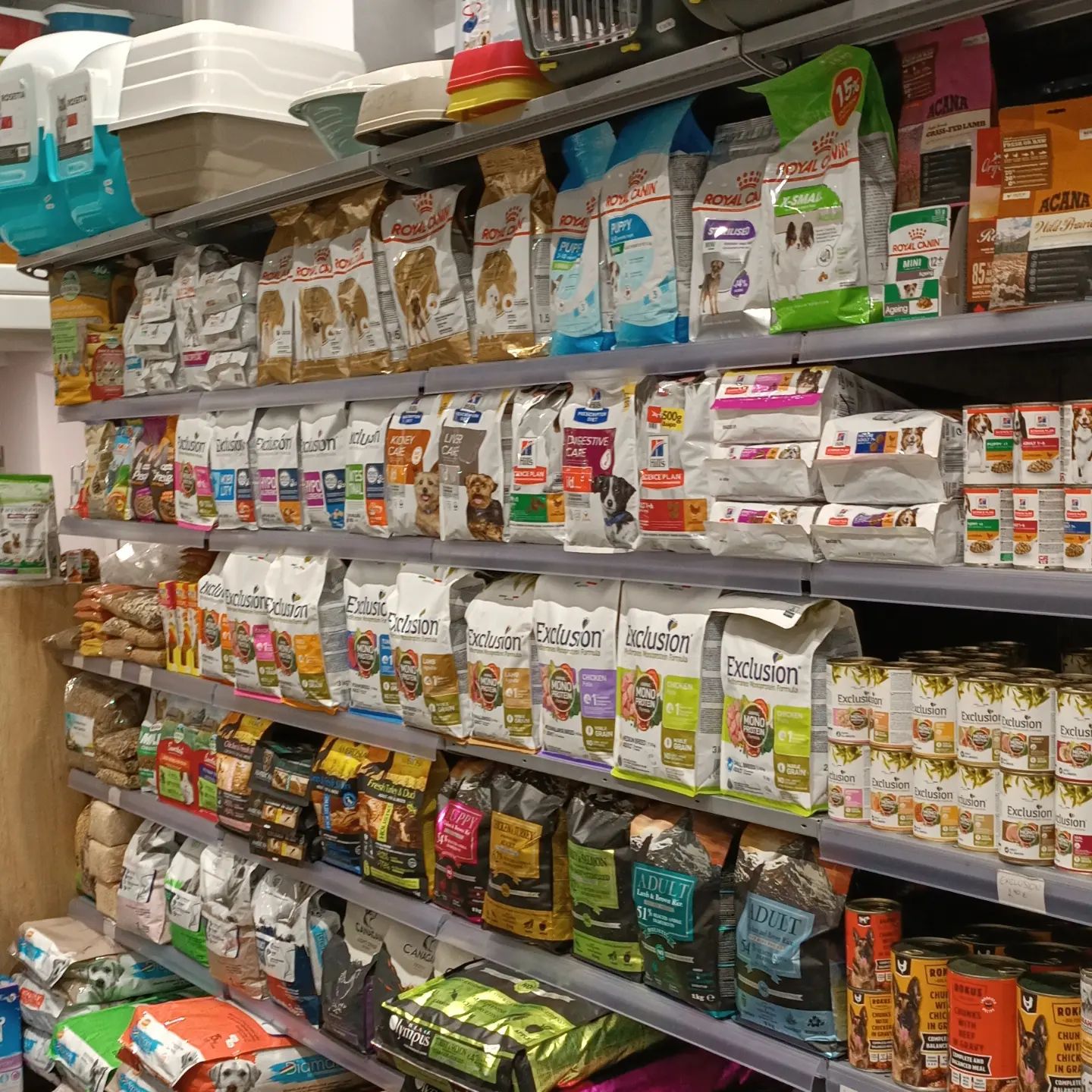 Ράφια του Pet&Groom γεμάτα τροφές: Brit, Exclusion, Ultima και άλλες premium μάρκες